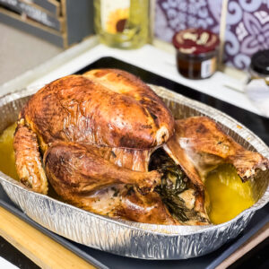 Dinde rôtie au safran et au vin blanc dans son plat en aluminium