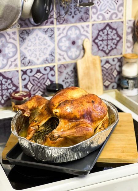 Dinde rôtie au safran et au vin blanc dans son plat