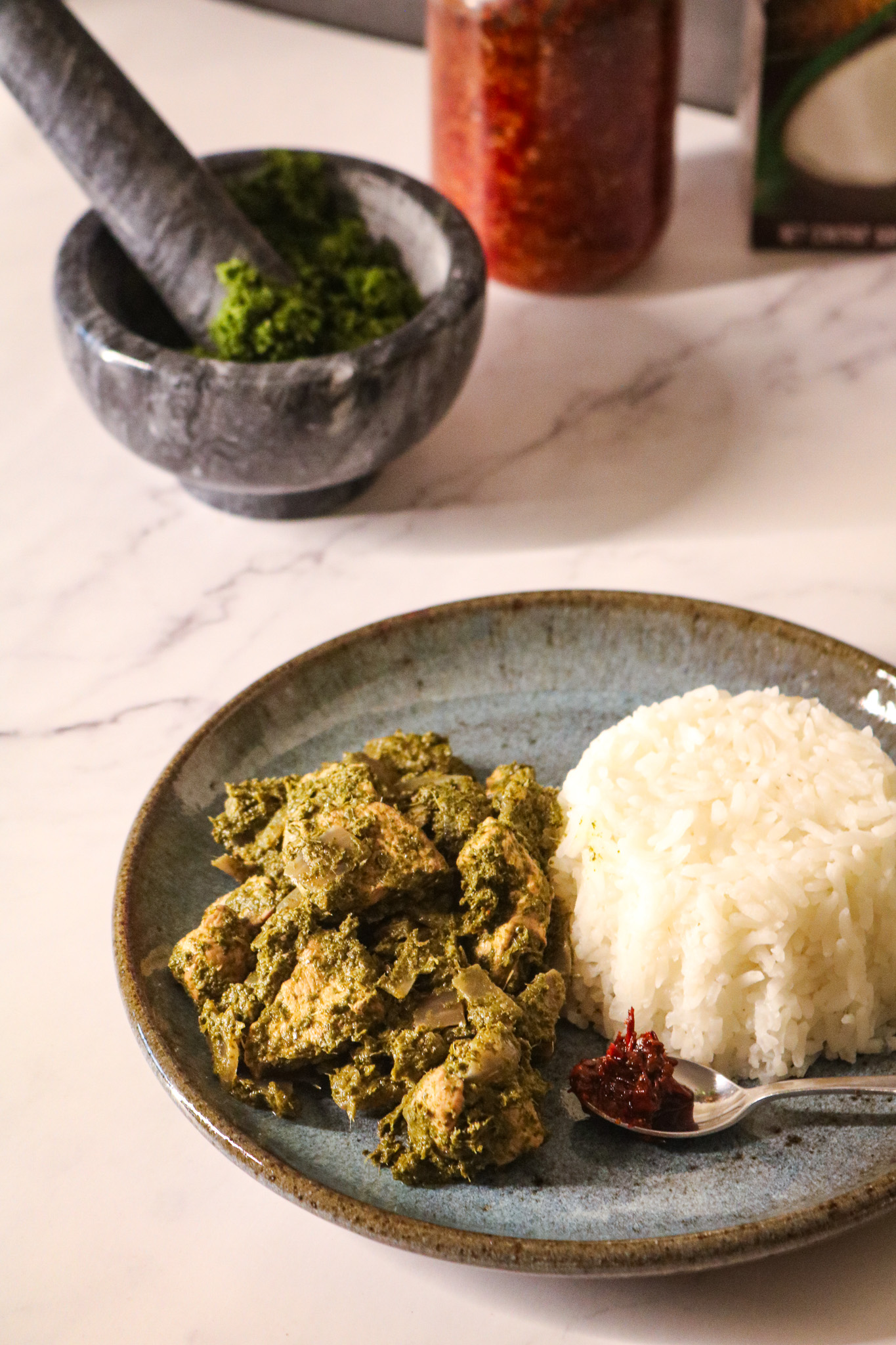 Assiette de ravitoto malgache avec un dome de riz blanc a cote d un mortier