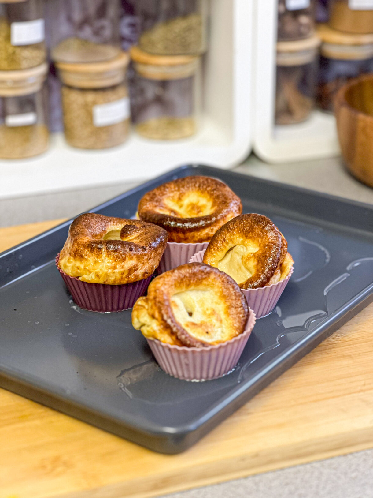 Yorkshire pudding doré et croustillant sorti du four sur plaque