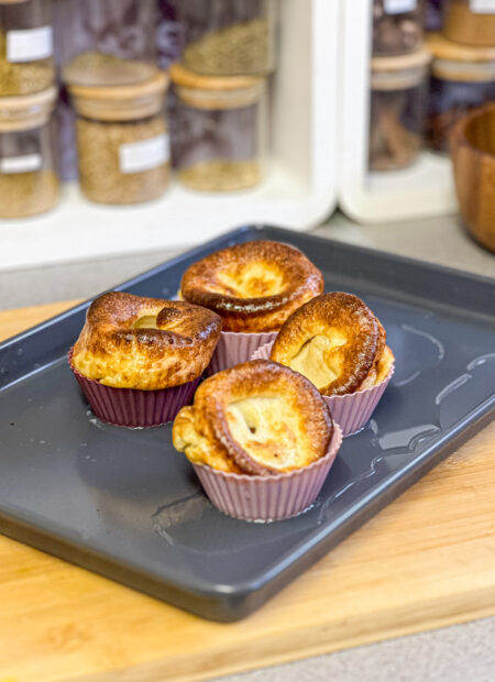 Yorkshire pudding doré et croustillant sorti du four sur plaque
