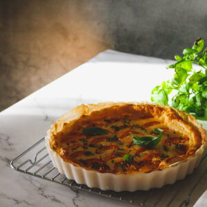 Tarte tomate mozzarella et poulet dorée au four avec feuilles fraîches de basilic