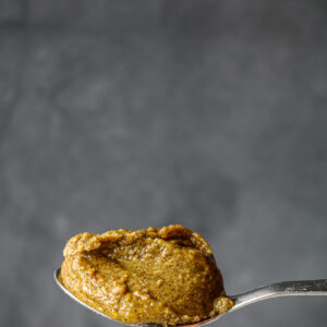 Cuillère à café bombée de praliné de pistache maison