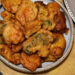 Beignets dorés de chou-fleur, brocolis et patate douce dans une assiette en céramique