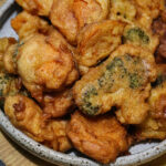 Gros plan sur des beignets croustillants de chou-fleur, brocolis et patate douce