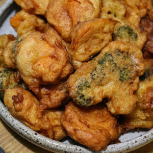 Gros plan sur des beignets croustillants de chou-fleur, brocolis et patate douce