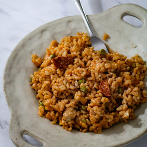 Assiette avec un risotto au poulet, chorizo et poivron