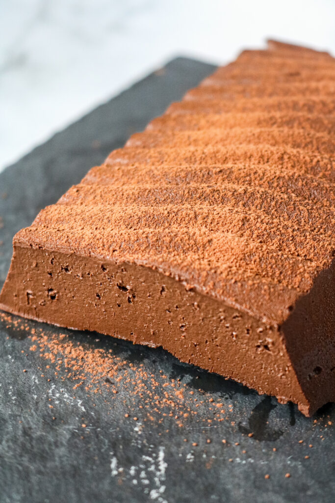 Gâteau sans cuisson au chocolat et patate douce Sur ardoise