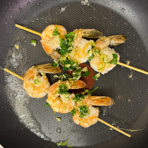 Brochettes de crevettes à l’ail, persil et huile de coco – Vue rapprochée