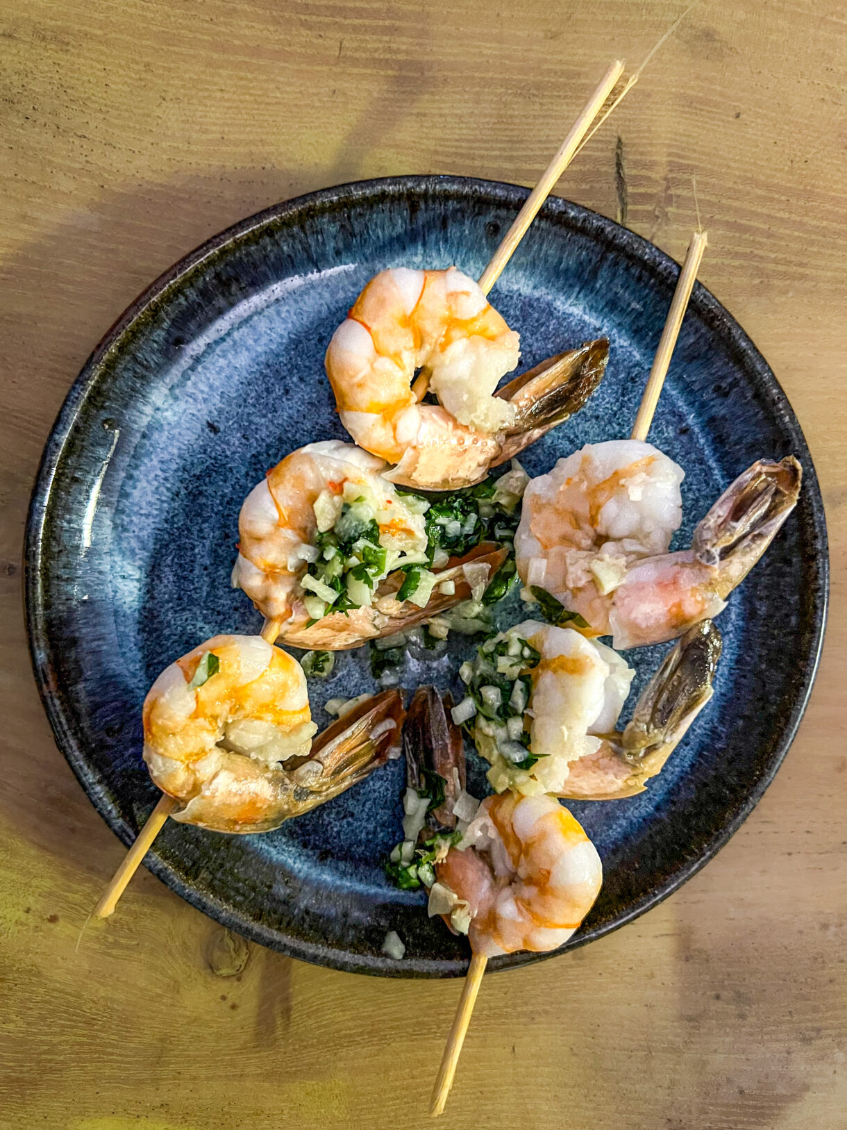 Deux brochettes de 3 crevettes marinées aux herbes et huile de coco – Recette légère et savoureuse