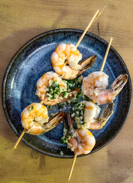 Deux brochettes de 3 crevettes marinées aux herbes et huile de coco – Recette légère et savoureuse
