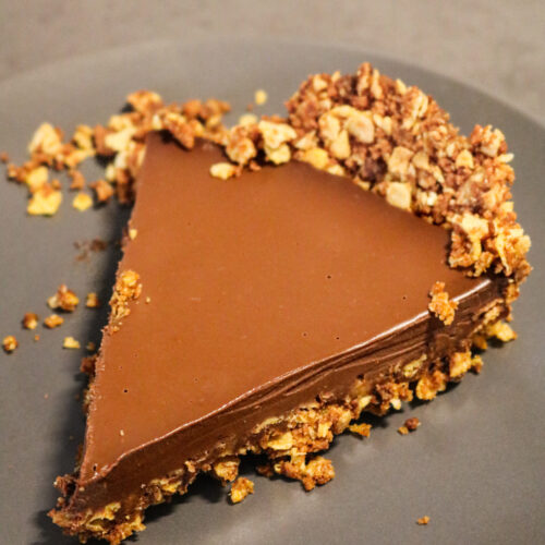 Part de tarte chocolat-coco sans cuisson sur fond croustillant
