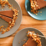 Plusieurs parts de tarte chocolat-coco sans cuisson sur fond croustillant