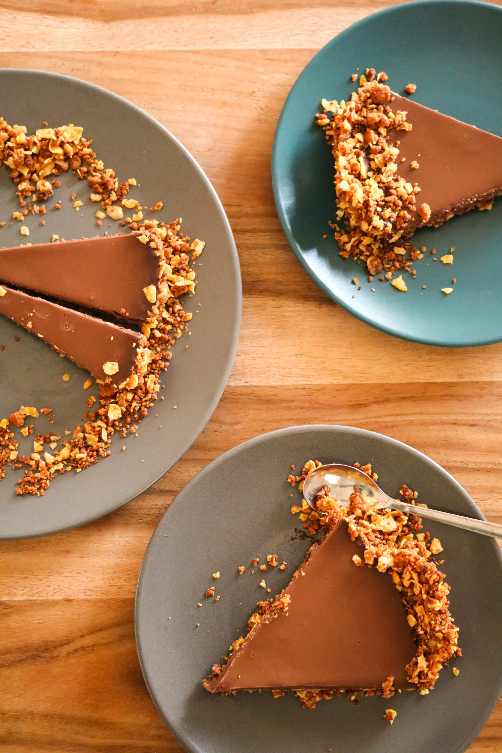 Plusieurs parts de tarte chocolat-coco sans cuisson sur fond croustillant