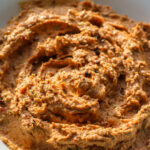 Muhammara maison, tartinade rouge à base de poivron rôti et noix