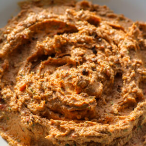 Muhammara maison, tartinade rouge à base de poivron rôti et noix