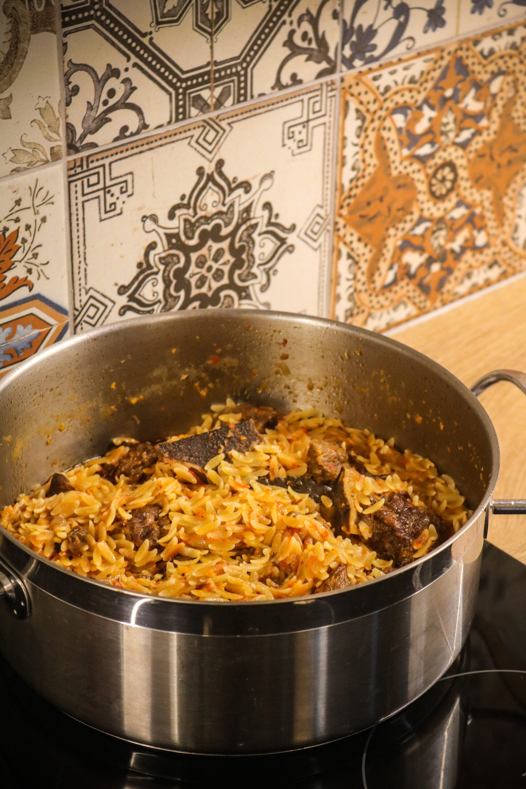 Giouvetsi grec traditionnel mijoté à la sauteuse