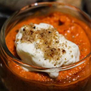 Verrine d’apéritif remplie d’un dip de poivron maison onctueux.