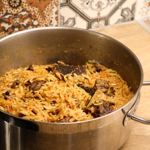 Giouvetsi grec au bœuf et orzo mijoté dans sauteuse