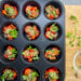Moule de 12 muffins contenant des tomates cerises, feuilles de basilic, poivrons, et feuilles de basilic