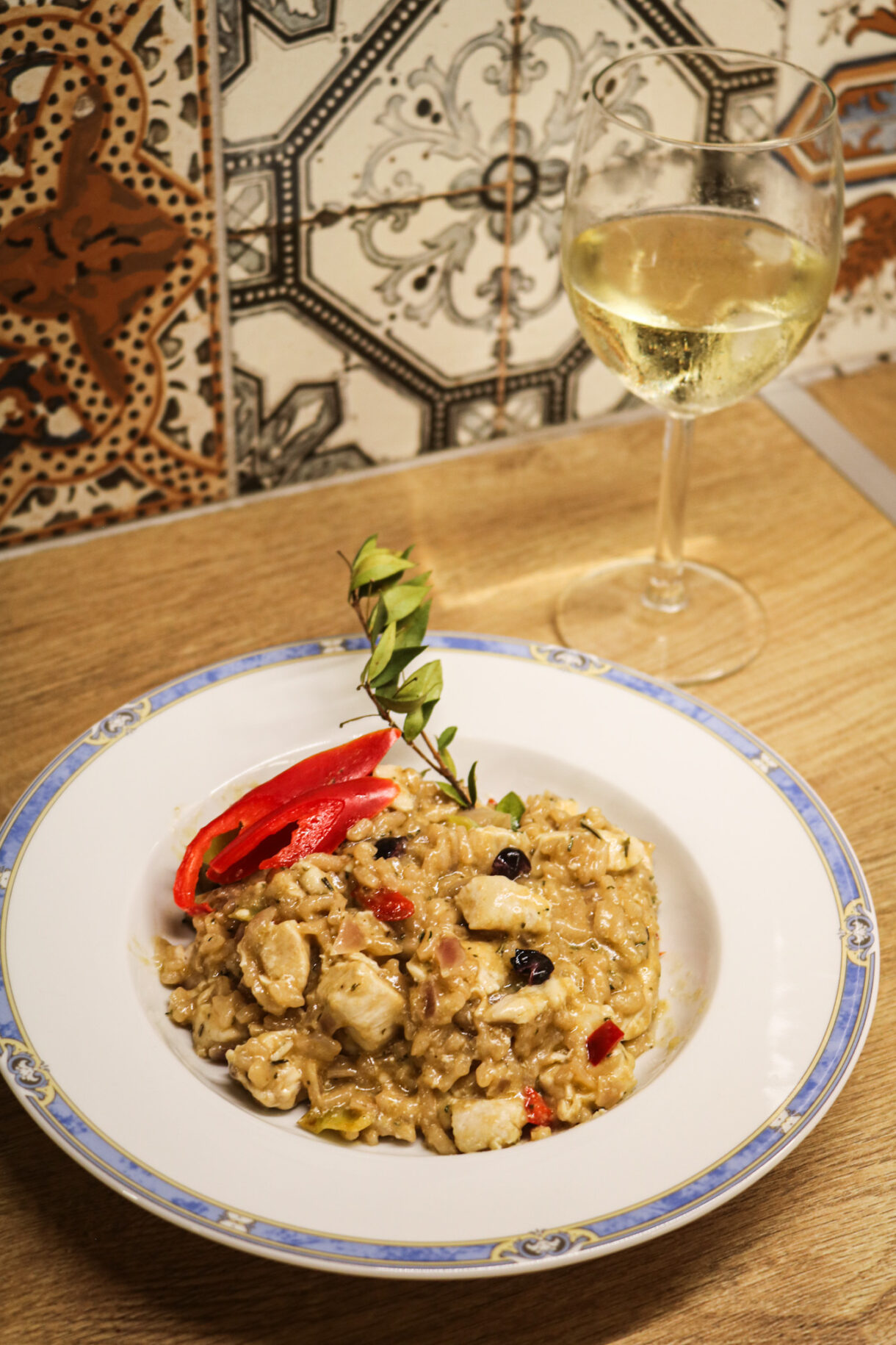 Assiette de risotto avec du poulet, muâtes et tranche de piment frais