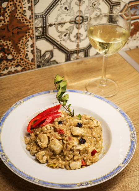 Assiette de risotto avec du poulet, muâtes et tranche de piment frais