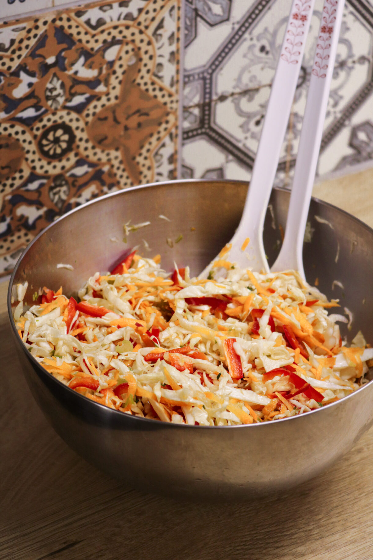 Gros plan sur une salade Politiki grecque avec chou râpé, carottes et vinaigrette au citron