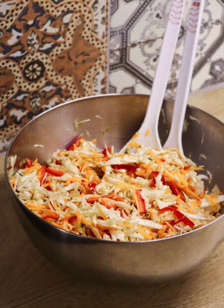 Gros plan sur une salade Politiki grecque avec chou râpé, carottes et vinaigrette au citron