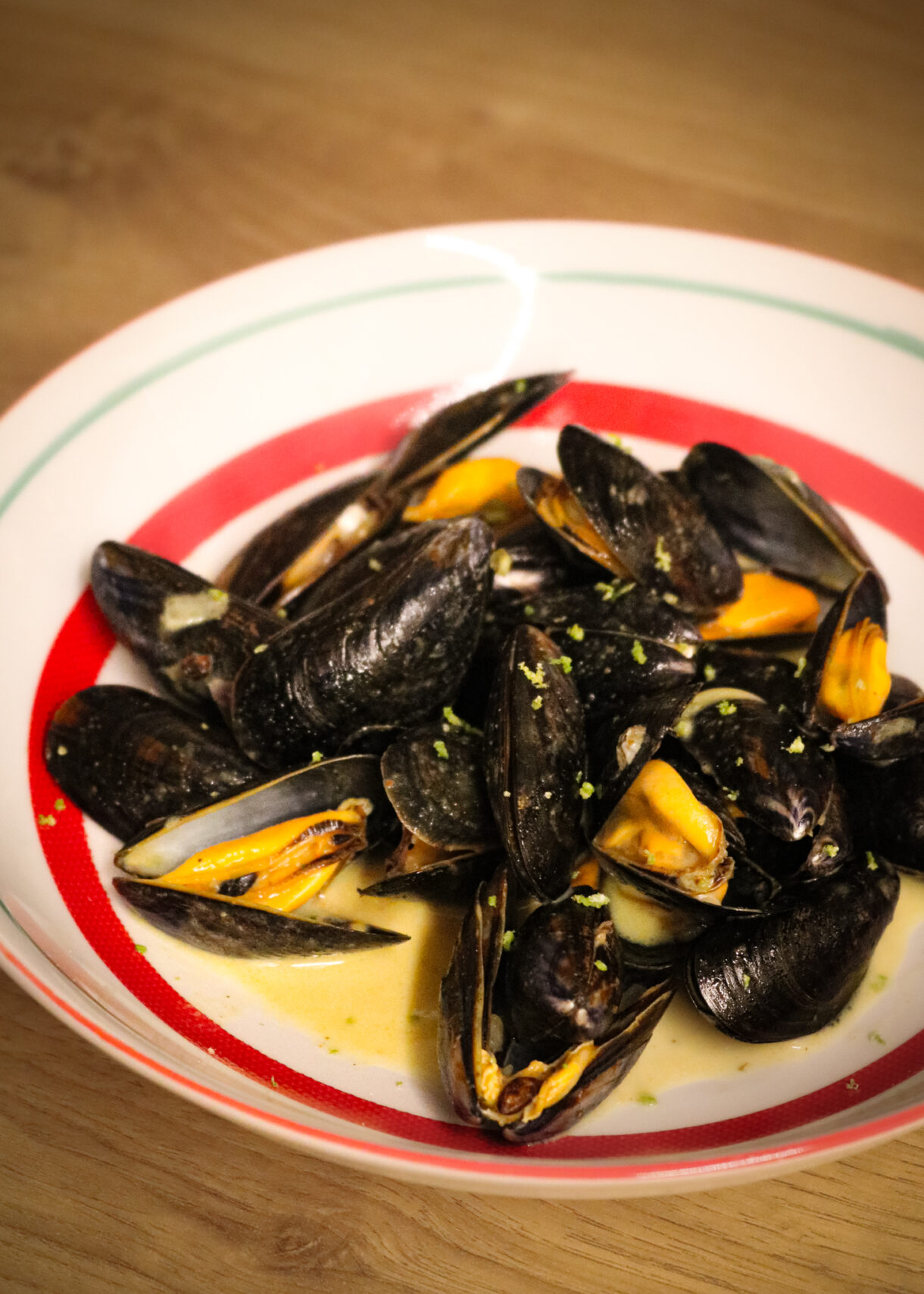 Plat de moule avec sauce au curry