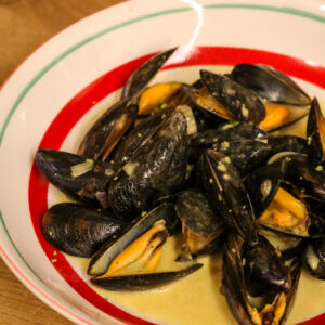Assiettes avec des moules et une sauce au curry et lait de coco
