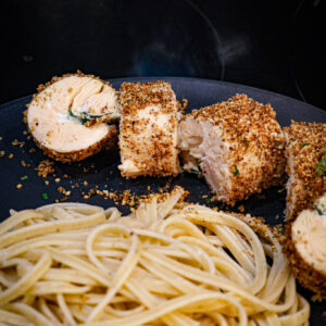 Assiette ballotine de poulet tranché et pâtes au citron