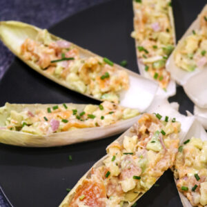 plat avec barquettes d'endives à la truite, et sa garniture