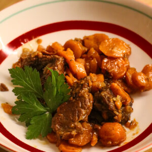 Bœuf braisé au cidre avec carottes, lardons, et poivre de Kampot – plat mijoté