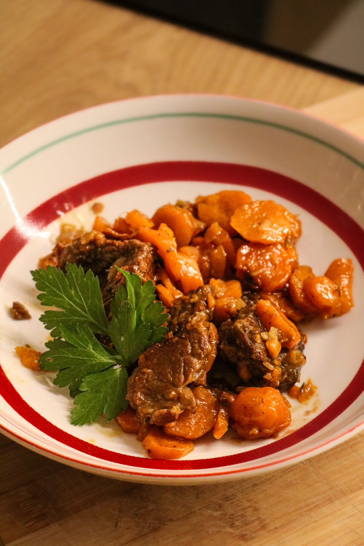 Bœuf braisé au cidre avec carottes, lardons, et poivre de Kampot – plat mijoté