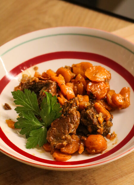 Bœuf braisé au cidre avec carottes, lardons, et poivre de Kampot – plat mijoté