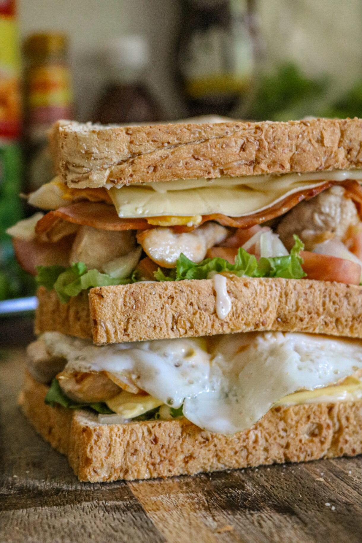 Club sandwich XXL maison avec poulet doré, bacon croustillant et œufs