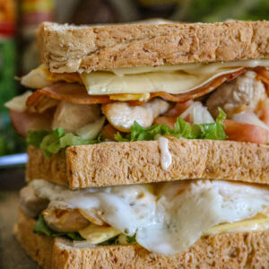 Club sandwich XXL maison avec poulet doré, bacon croustillant et œufs