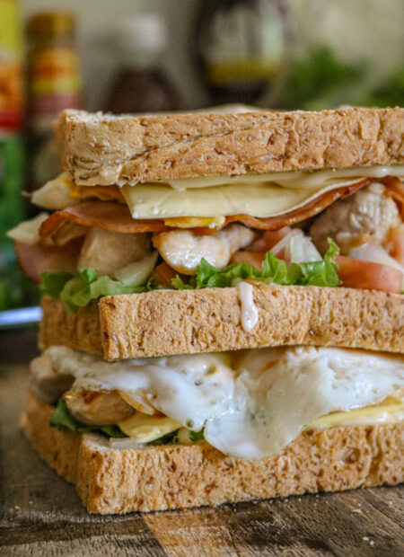 Club sandwich XXL maison avec poulet doré, bacon croustillant et œufs