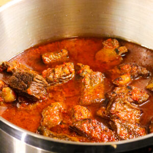 Cocotte avec Kokkinisto de bœuf qui mijote dans une sauce aux poivrons Florina et tomates