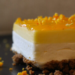 Entremet à la clémentine, crémeux à la Suze et base de spéculos, décoré de zestes de clémentine.