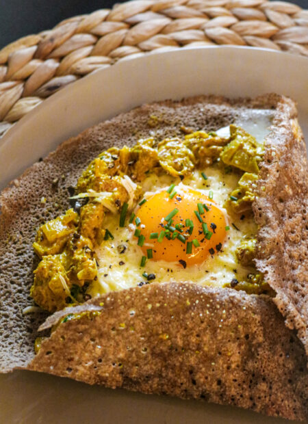 Galette bretonne au poulet curry et œuf sur assiette