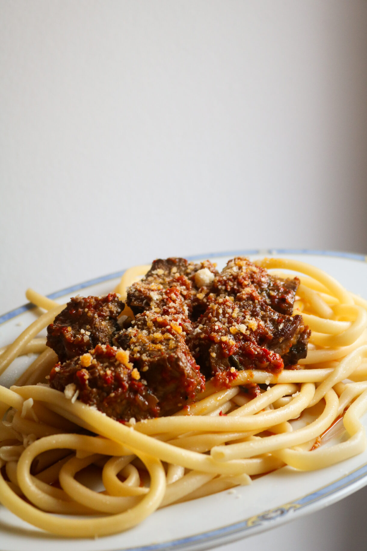 Assiette de Kokkinisto, traditionnel boeuf mijoté servi avec des pâtes