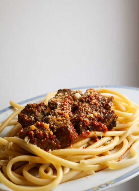 Assiette de Kokkinisto, traditionnel boeuf mijoté servi avec des pâtes
