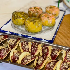 Tablée avec plateau de tuile de Pringles au confit d'oignon magret séché et noisettes et verrines