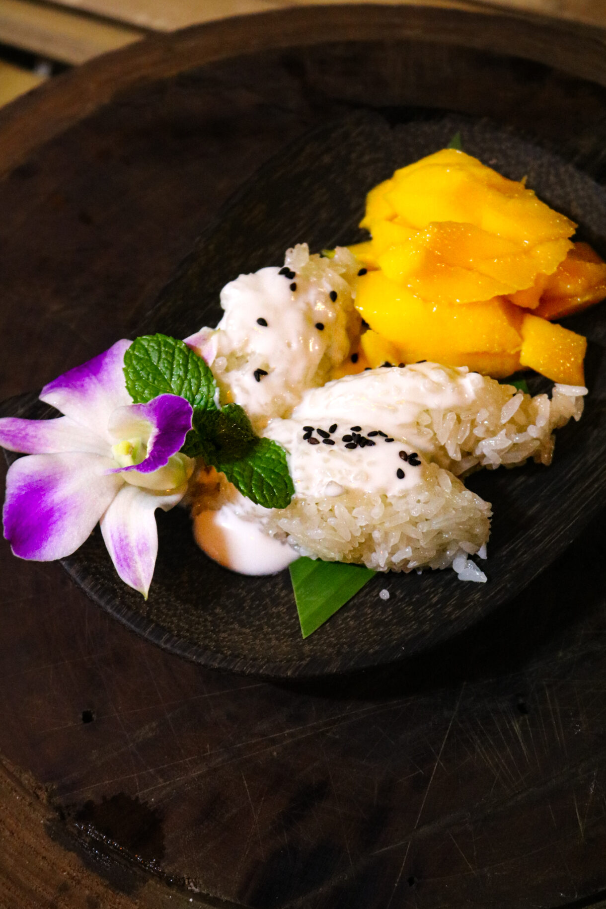 Mango Sticky Rice avec sauce coco et graines de sésame noir