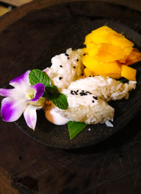 Mango Sticky Rice avec sauce coco et graines de sésame noir