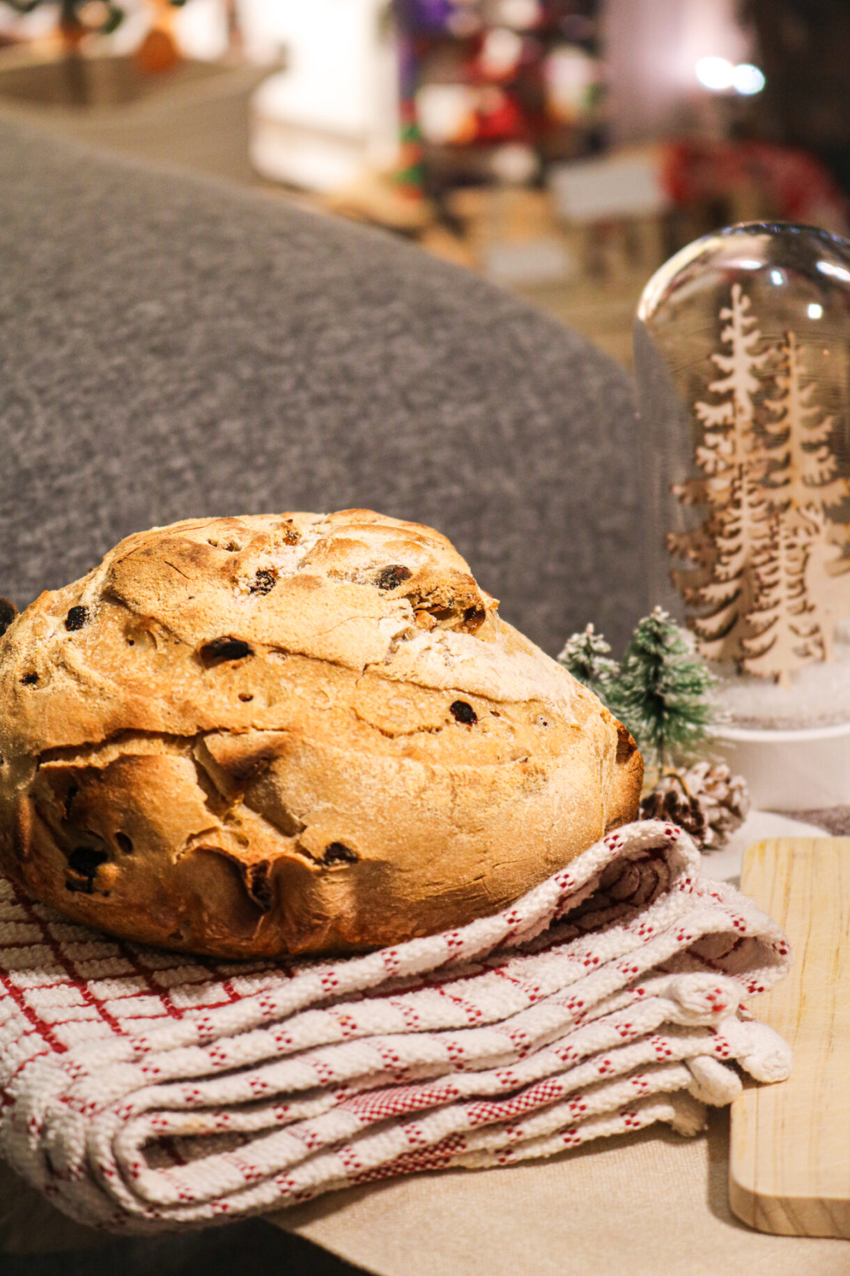 Pain maison aux figues, abricots et rnoisettes à la croûte croustillante posé sur un torchon