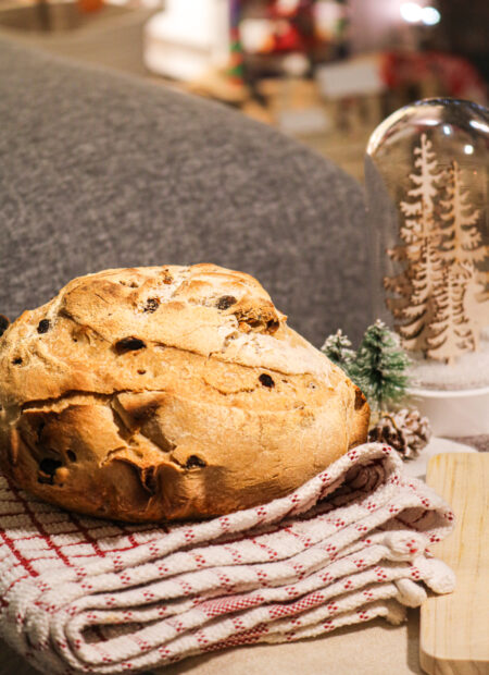Pain maison aux figues, abricots et rnoisettes à la croûte croustillante posé sur un torchon