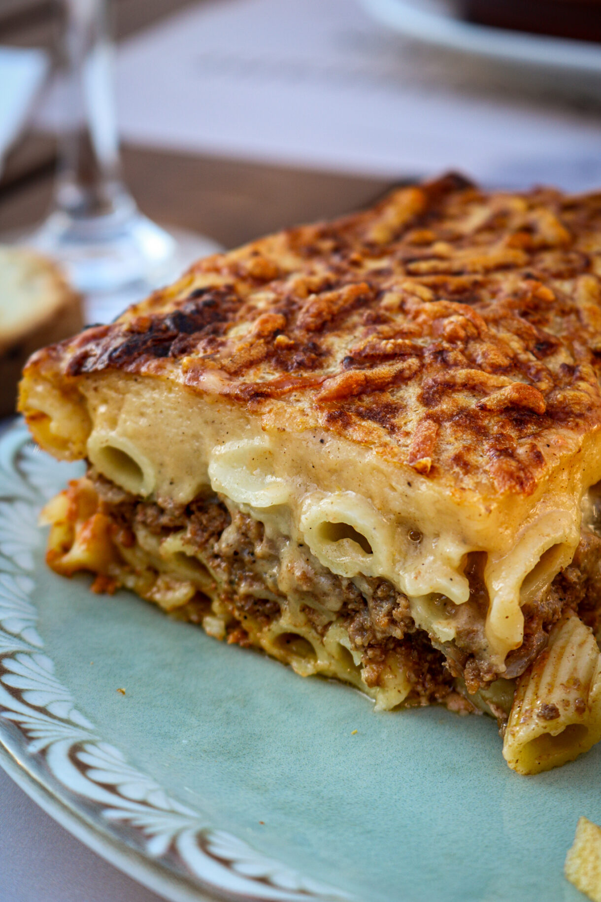 Zoom sur un gratin de pâtes traditionnel grec, Pastitsio