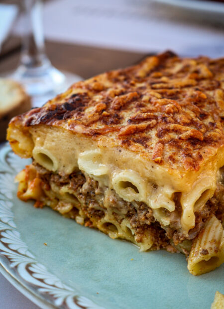 Zoom sur un gratin de pâtes traditionnel grec, Pastitsio